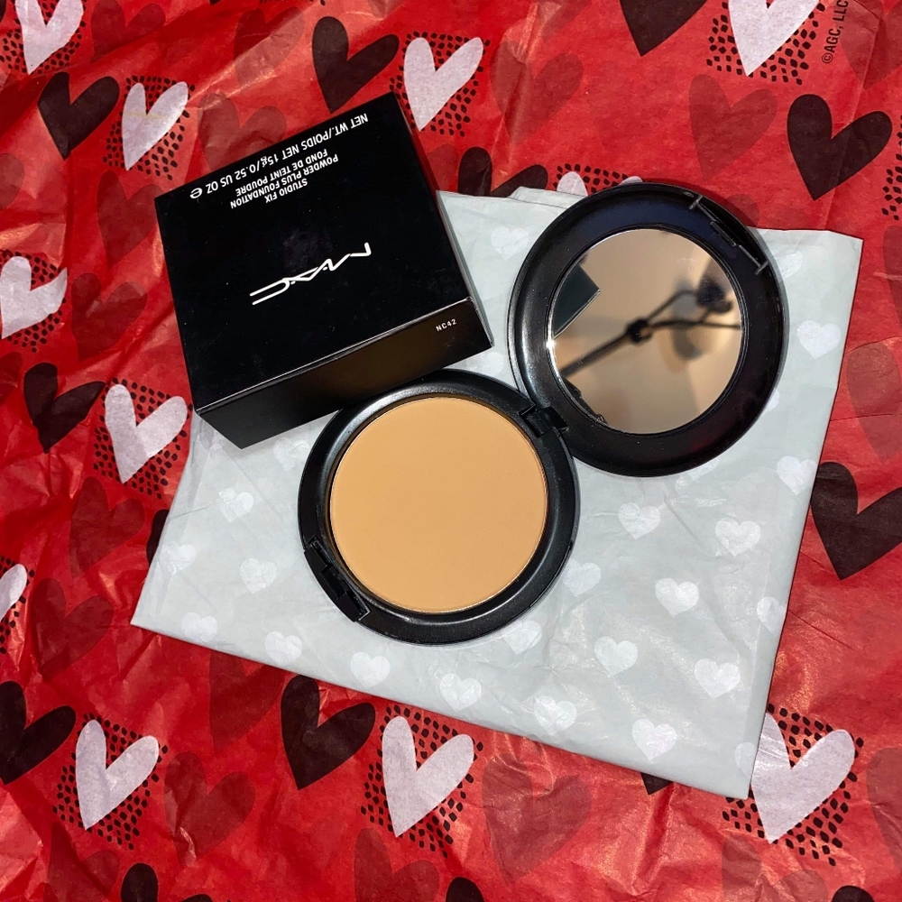 🖤 New Mac NC42 Studio Fix Powder + Foundation 🖤